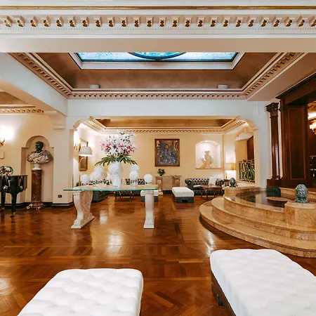 River Palace Hotel